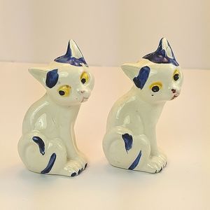 Vintage Blue/White Ceramic Forlorn Cats S/P Shaker